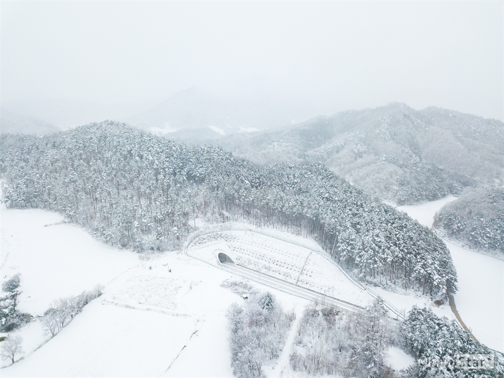 2018동계 패럴림픽을 하루 앞 둔 8일 오후 강원도 평창 진부역 인근에 지역에 눈이 쌓여 있다. 한편 재설 작업으로 차량통행이 
원할 하게 되어 있다.