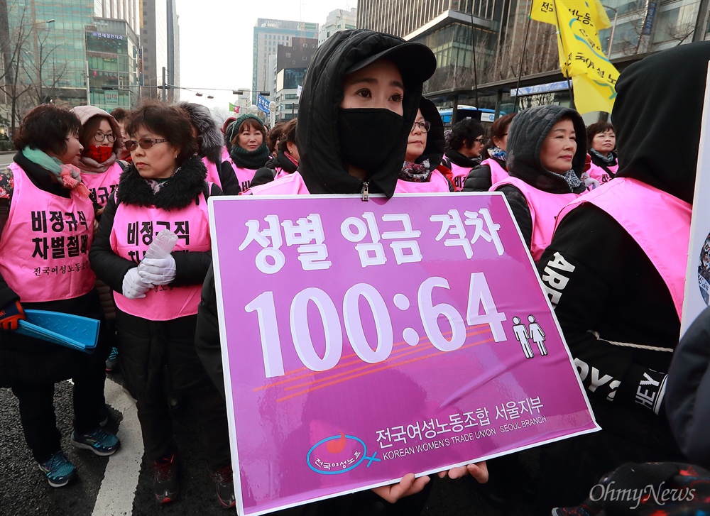 "조기퇴근 3시! 미투!" 3.8여성의 날 거리행진 109주년 3.8여성의 날을 맞아 8일 오후 서울 광화문광장에서 ‘조기퇴근시위 3시 STOP’ 행사가 열렸다. 참가자들은  한국에서 남성 월급이 100일 경우 여성 임금은 64수준으로 OECD 가입국중 성별임금격차 1위라며, 이는 1일 근로시간 8시간으로 환산할 경우 여성은 오후 3시부터 무급으로 일하는 것이라고 밝혔다. 참가자들은  ‘#3시 STOP’과 성폭력 추방을 위한 ’#MeToo’ 피켓을 들고 행진을 벌였다.
