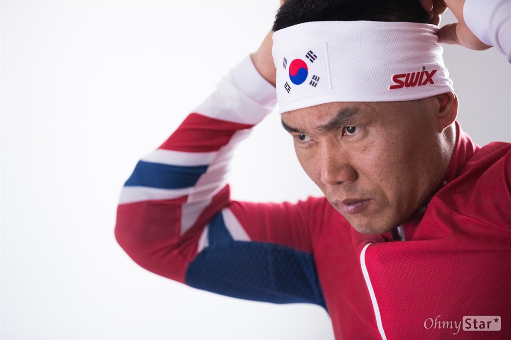  2018평창동계패럴림픽 개막 하루를 앞둔 8일 오후 강원도 평창 패럴림픽선수촌에서 크로스컨트리 스키-바이애슬론 신의현 선수가 경기에 입을 유니폼을 착용해보고 있다.