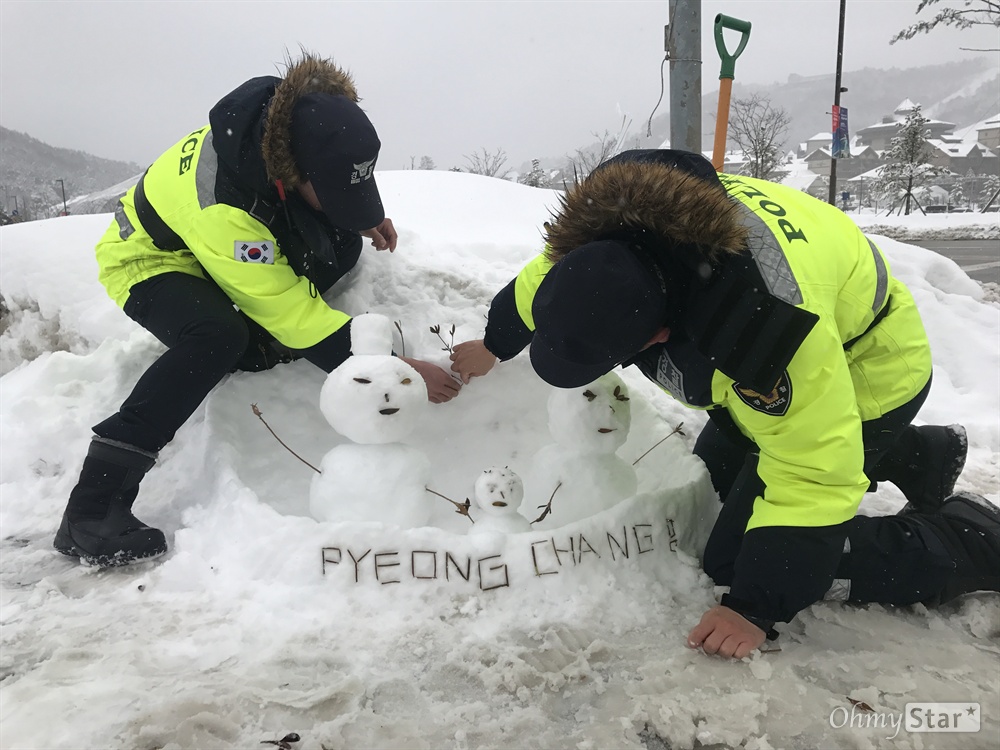  2018평창패럴림픽을 하루 앞둔 8일 오후 평창 미디어빌리지 인근에서 의경들이 성공적 개최를 기원하며 눈사람가족을 만들고 있다.
