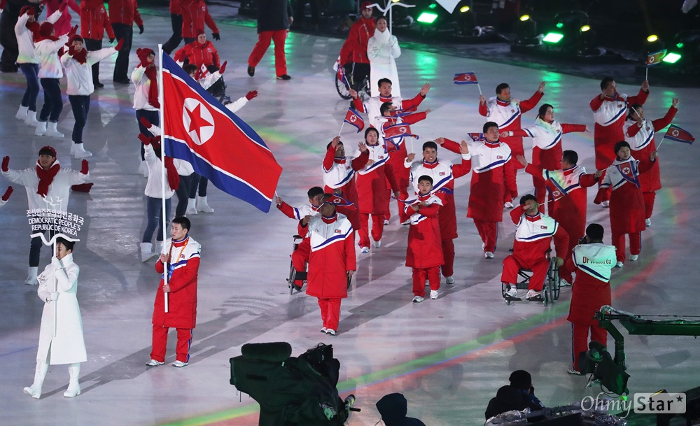 평창패럴림픽 북측선수들 입장 9일 오후 강원도 평창올림픽스타디움에서 열린 2018 평창동계패럴림픽 개막식에서 북측선수단이 입장하고 있다.