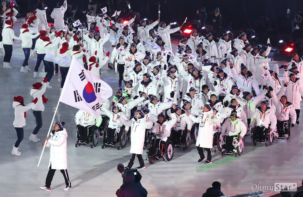 평창패럴림픽 한국선수단 입장 9일 오후 강원도 평창올림픽스타디움에서 열린 2018 평창동계패럴림픽 개막식에서 한국선수단이 입장하고 있다.