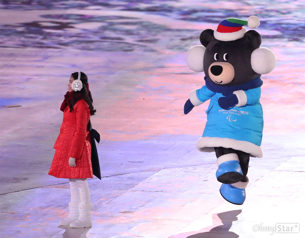 시각장애 소녀와 반다비의 공연 9일 오후 강원도 평창올림픽스타디움에서 열린 2018 평창동계패럴림픽 개막식에서 시각장애인 이소정(15)양과 마스코트 반다비가 공연하고 있다.
