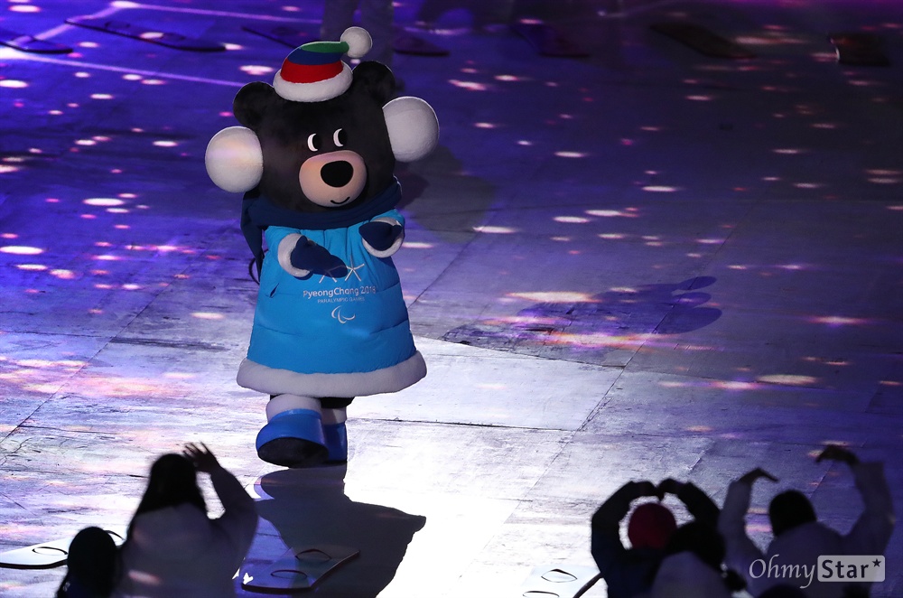 개막 무대 등장한 반다비 9일 오후 강원도 평창올림픽스타디움에서 열린 2018 평창동계패럴림픽 개막식에서 마스코트 반다비가 공연하고 있다.