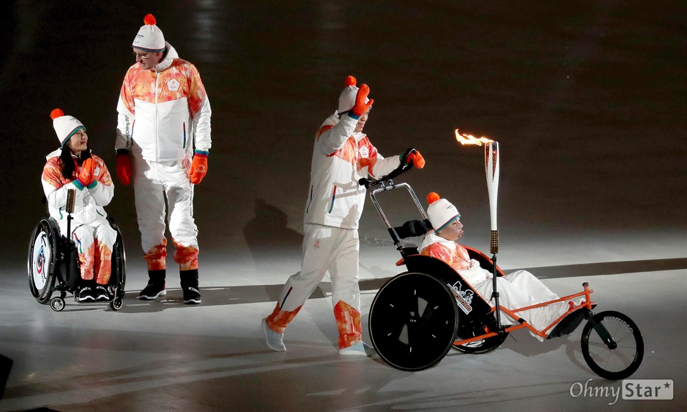 평창패럴림픽 성화 봉송 9일 강원 평창올림픽 스타디움에서 열린 2018평창동계패럴림픽 개회식에서 선수들이 성화봉송을 하고 있다.