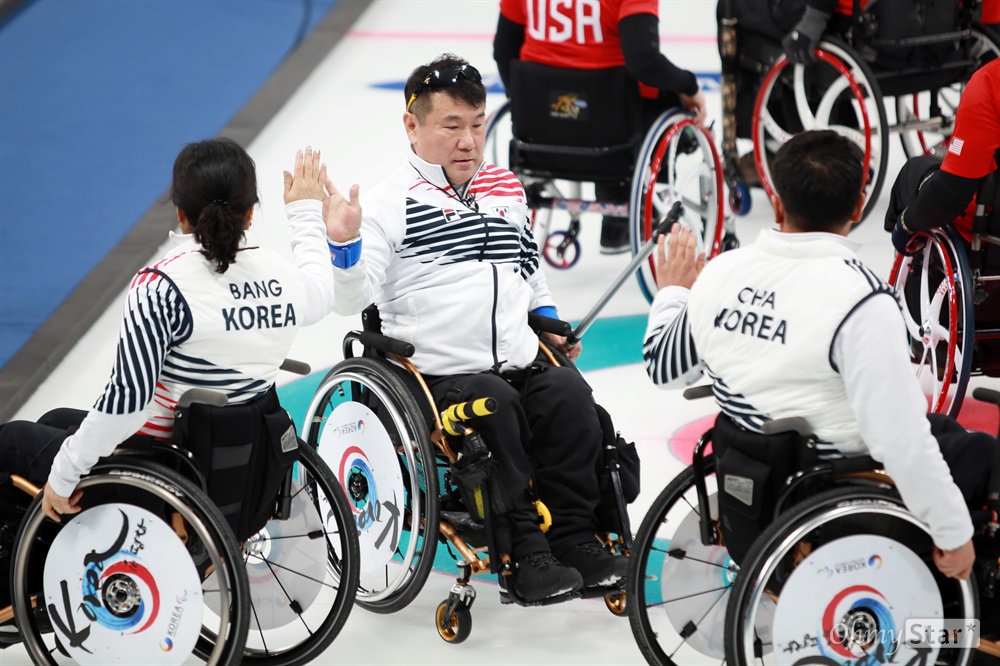 '잘했어, 하이파이브!' 평창동계패럴림픽 휠체어컬링 한국 대 미국의 경기가 10일 오후 강릉 컬링센터에서 열렸다. 정승원 선수(가운데) 투구 후 다른 선수들과 하이파이브를 하고 있다.