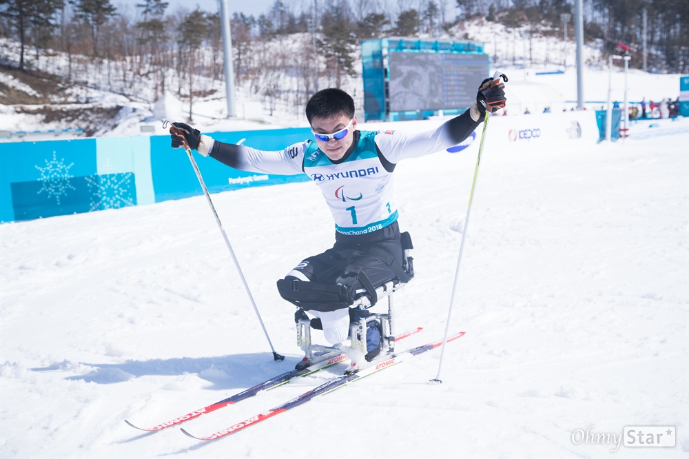  장애인 크로스컨트리 북측 김정현 선수가 11일 오전 강원도 알펜시아 바이애슬론 센터에서 크로스컨트리 경기 결승선을 통과하고 있다. 