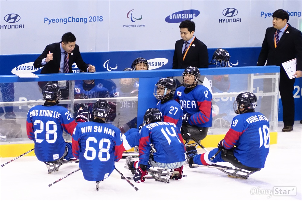 대한민국의 '작전 타임' 2018 평창 동계 패럴림픽 아이스하키 예선전이 펼쳐지고 있는 11일 오후 강릉하키센터. 체코에게 동점골을 먹히자 작전타임을 선언한 대한민국. 감독과 선수들이 이야기를 나누고 있다.