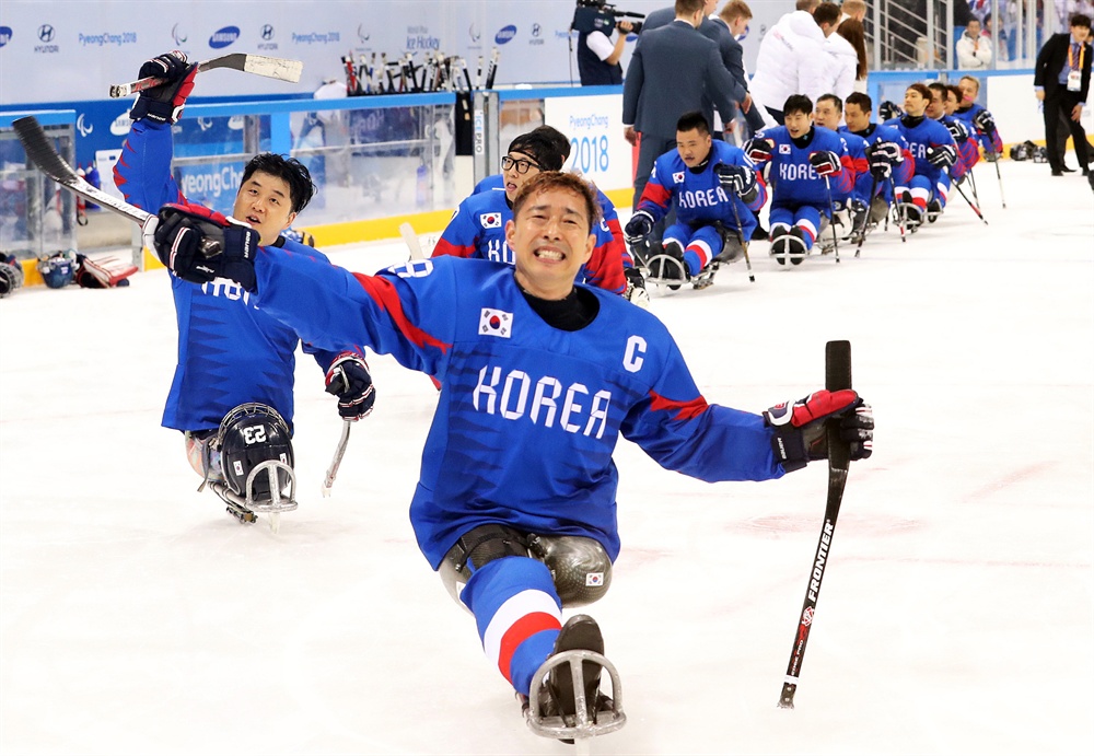 환호하는 대~한민국 11일 오후 강릉하키센터에서 열린 2018 평창동계패럴림픽 아이스하키, 체코에 승리한 한국팀 선수들이 환호하며 관중에게 인사하고 있다.