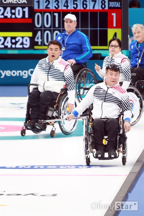  평창동계패럴림픽 휠체어컬링 한국 대 핀란드의 경기가 13일 오전 강릉 컬링센터에서 열렸다. 정승원, 차재관, 방민자 선수(앞쪽부터)가 던져진 스톤을 바라보고 있다. 