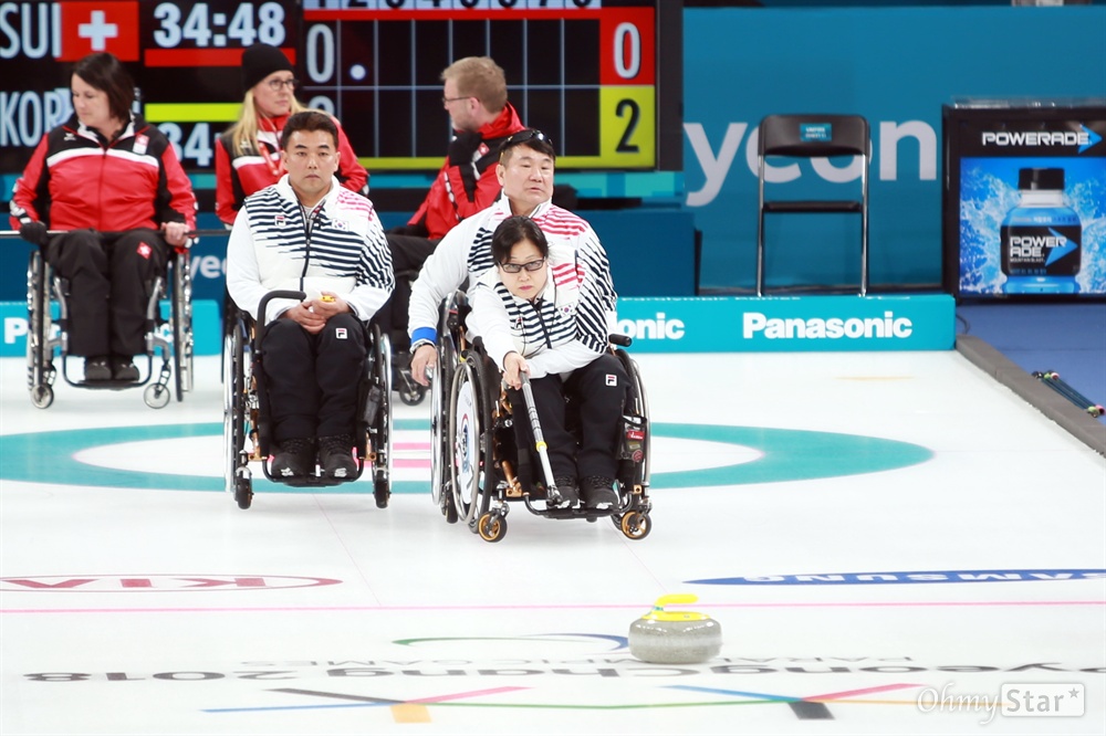  방민자 선수가 13일 오후 강릉 컬링센터에서 열린 평창동계패럴림픽 휠체어컬링 한국 대 스위스의 경기에서 스톤을 던지고 있다.