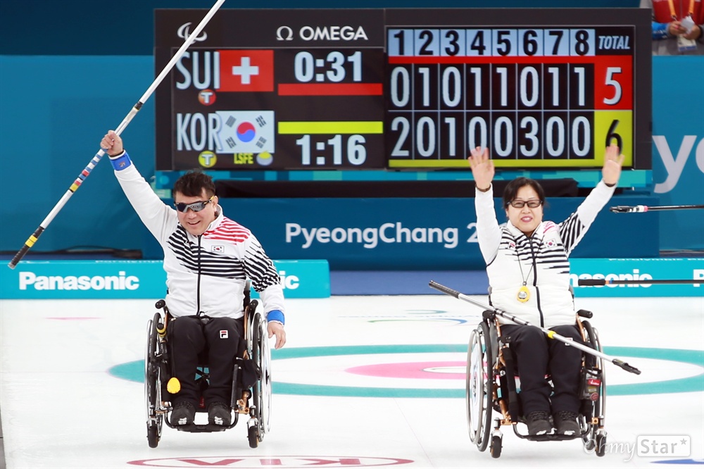'오늘도 이겼습니다!' 한국 휠체어컬링 대표팀이 13일 강릉 컬링센터에서 열린 평창동계올림픽 휠체어컬링 스위스와의 경기에서 6 대 5로 승리를 거뒀다. 승리가 확정된 뒤 정승원(왼쪽)·방민자 선수가 기뻐하고 있다.