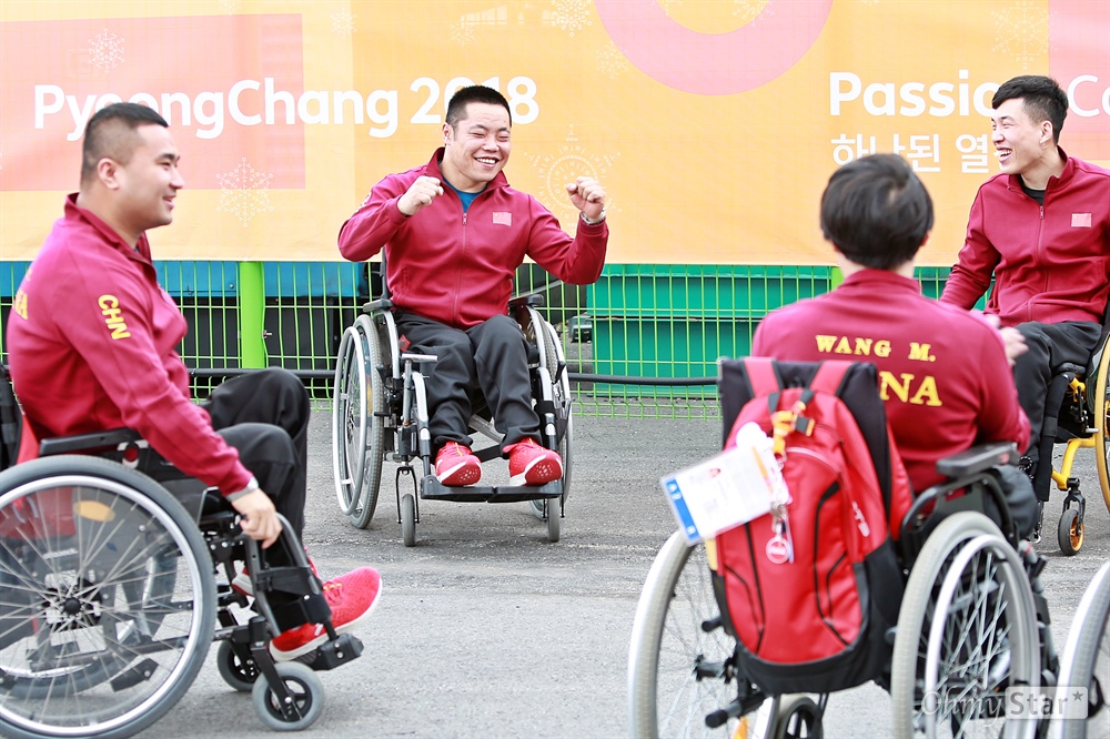 몸풀기는 춤으로! 평창동계패럴림픽 중국 휠체어컬링 대표팀이 15일 오후 경기를 2시간 가량 앞두고 강릉 컬링센터 한편에서 춤을 추며 몸을 풀고 있다. 