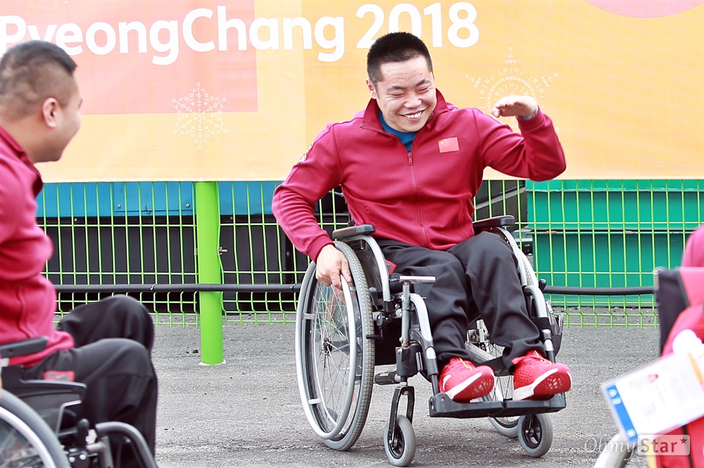 대륙의 브레이크댄스 평창동계패럴림픽 중국 휠체어컬링 대표팀의 리우 웨이 선수가 15일 오후 경기를 2시간 가량 앞두고 강릉 컬링센터 한편에서 춤을 추며 몸을 풀고 있다.