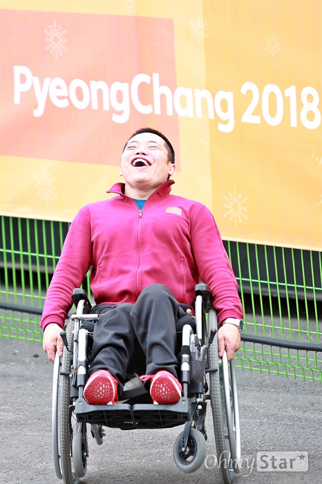 대륙의 스킬, 휠체어 들어올리기! 평창동계패럴림픽 중국 휠체어컬링 대표팀의 리우 웨이 선수가 15일 오후 경기를 2시간 가량 앞두고 강릉 컬링센터 한편에서 춤을 추며 몸을 풀고 있다. 휠체어를 들어올리며 즐거워하는 모습이 인상적이다.