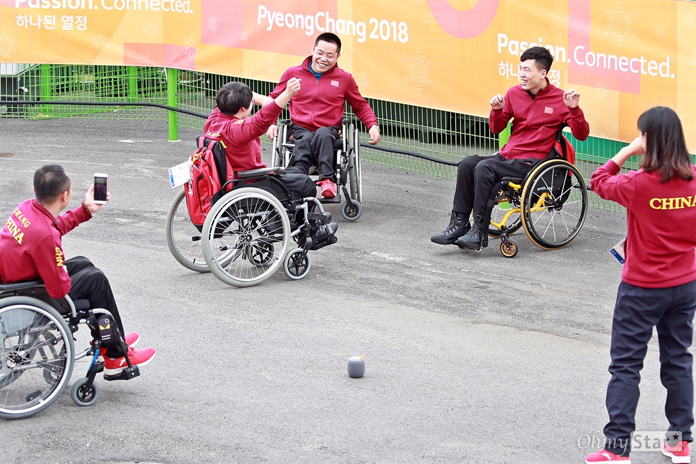 눈 마주치며 덩실덩실 평창동계패럴림픽 중국 휠체어컬링 대표팀이 15일 오후 경기를 2시간 가량 앞두고 강릉 컬링센터 한편에서 춤을 추며 몸을 풀고 있다. 
