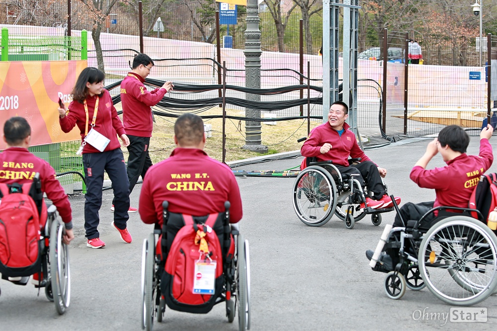 장애인-비장애인 한 데 어울려 '댄스타임' 평창동계패럴림픽 중국 휠체어컬링 대표팀이 15일 오후 경기를 2시간 가량 앞두고 강릉 컬링센터 한편에서 춤을 추며 몸을 풀고 있다. 