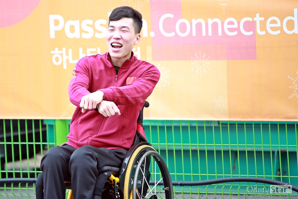'역시 한국에선...' 대륙도 인정한 말춤 평창동계패럴림픽 중국 휠체어컬링 대표팀의 첸 지안신 선수가 15일 오후 경기를 2시간 가량 앞두고 강릉 컬링센터 한편에서 말춤을 추며 몸을 풀고 있다. 