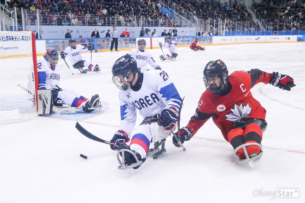  15일 오후 강원도 강릉하키센터에서 2018평창패럴림픽 아이스하키 대한민국 대 캐나다 경기가 펼쳐지고 있다.