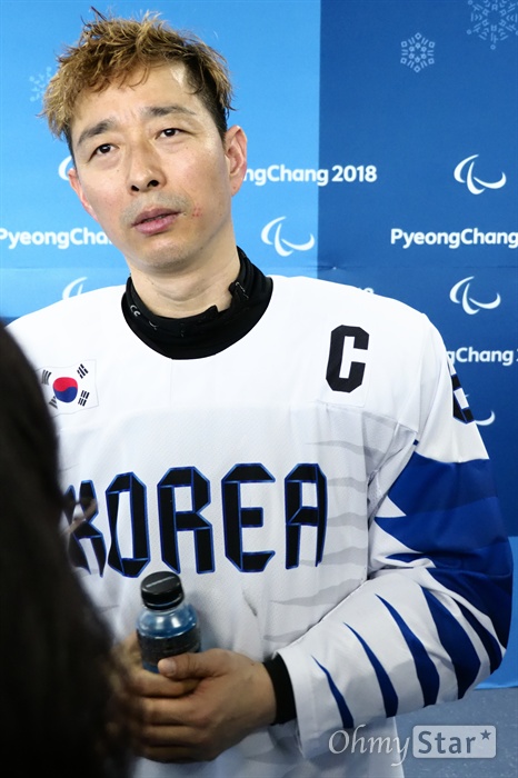 믹스드존 인터뷰에 나선 선수들 2018 평창 동계 패럴림픽 아이스하키 준결승전이 15일 강릉하키센터에서 열렸다. 캐나다를 상대로 분투한 선수들이 경기가 끝난 후 믹스드존 인터뷰에 나섰다.