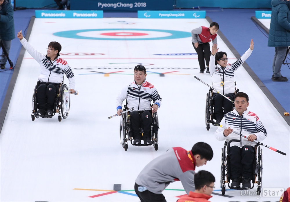  휠체어 컬링 대표 선수들이 15일 오후 강원도 강릉 강릉컬링센터에서 열린 2018평창패럴림픽 컬링 11차 예선에서 중국을 꺾고 기뻐하고 있다.