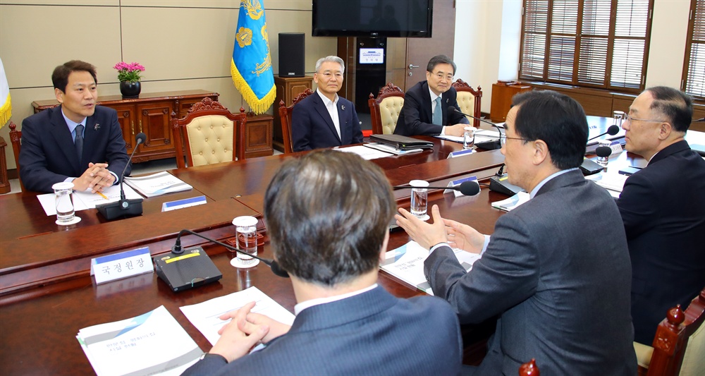  문재인 대통령과 김정은 북한 노동당 위원장 간 정상회담 준비위원장을 맡은 임종석 대통령비서실장(왼쪽)이 16일 오후 청와대 여민관에서 준비위원회 첫 회의를 주재하고 있다. 이날 회의에는 총괄간사인 조명균 통일부 장관을 비롯해 위원인 정의용 청와대 안보실장, 장하성 정책실장, 송영무 국방부 장관, 서훈 국가정보원장, 홍남기 국무조정실장 등이 참석했다.