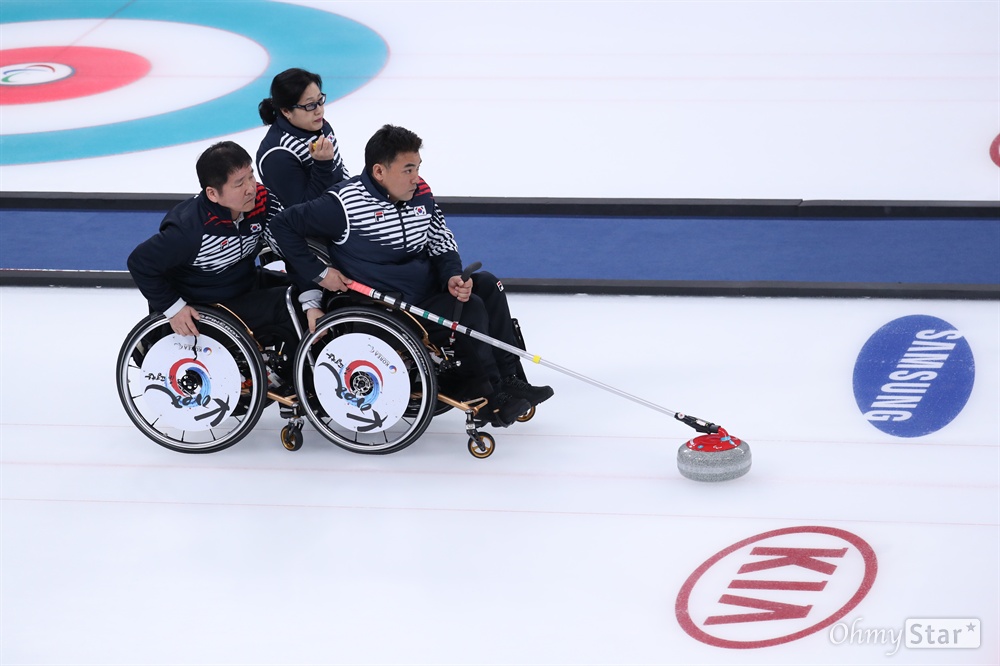  17일 오전 강원도 강릉컬링센터에서 열린 2018평창패럴림픽 컬링 3,4위 결정전에서 대한민국 휠체어 컬링 선수들이 캐나다 선수들과 시합을 하고 있다. 