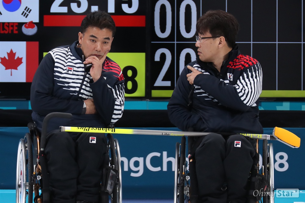  17일 오전 강원도 강릉컬링센터에서 열린 2018평창패럴림픽 컬링 3,4위 결정전에서 대한민국 휠체어 컬링 선수들이 캐나다 선수들과 시합을 하고 있다. 