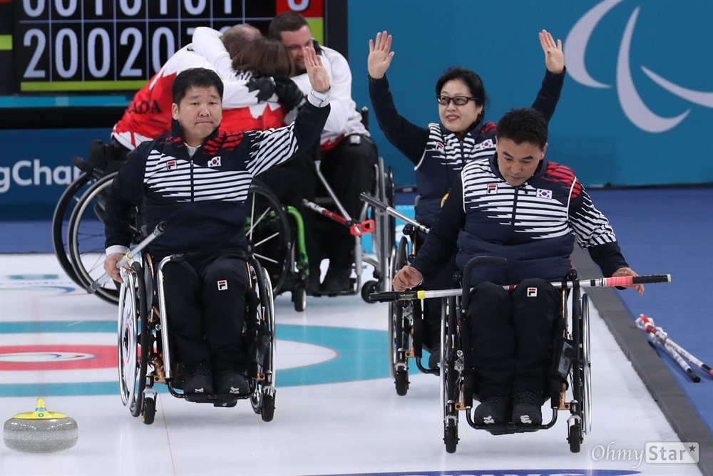  17일 오전 강원도 강릉컬링센터에서 열린 2018평창패럴림픽 컬링 3,4위 결정전에서 대한민국 휠체어 컬링 선수들이 캐나다 선수들에게 3 대 5로 패배한 뒤 관중에게 인사를 하고 있다.  