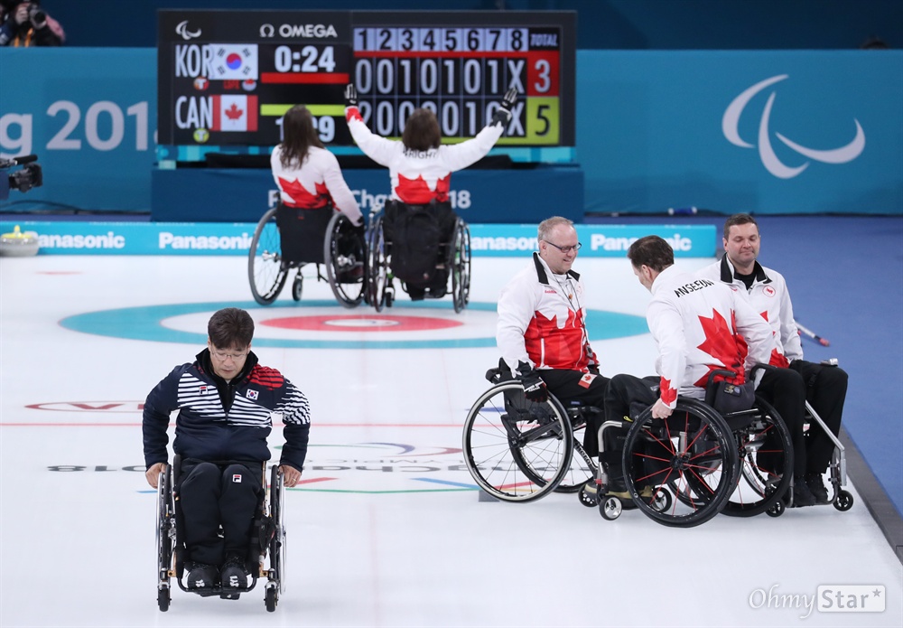  17일 오전 강원도 강릉컬링센터에서 열린 2018평창패럴림픽 컬링 3,4위 결정전에서 대한민국 휠체어 컬링 선수들이 캐나다 선수들에게 3 대 5로 패배가 확정 된 뒤 서순석 선수가 캐나다 선수들과 인사를 하고 아쉬운 모습으로 뒤돌아서고 있다. 