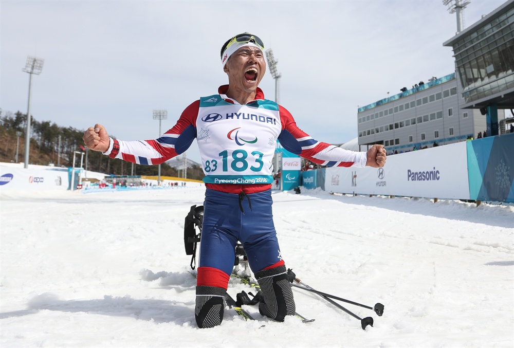 신의현, 사상 첫 패럴림픽 금메달 17일 오후 강원도 평창 바이애슬론센터에서 열린 2018 평창동계패럴림픽 크로스컨트리스키 남자 7.5km 좌식 경기에서 한국 신의현이 금메달이 확정되자 환호하고 있다.