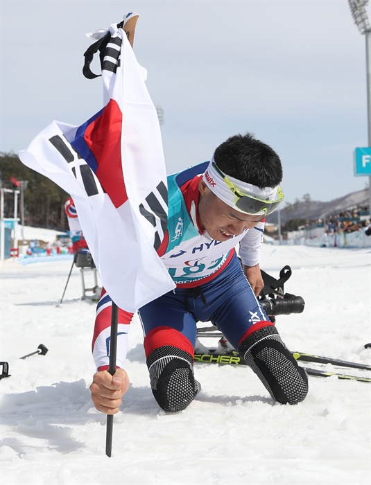 태극기 꽂는 신의현 17일 오후 강원도 평창 바이애슬론센터에서 열린 2018 평창동계패럴림픽 크로스컨트리스키 남자 7.5km 좌식 경기에서 한국 신의현이 금메달이 확정되자 태극기를 바닥에 꽂고 있다.