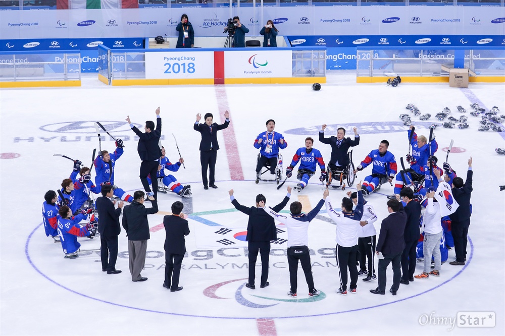  대한민국 아이스하키 선수들이 17일 오후 강원도 강릉아이스하키센터에서 열린 2018평창패럴림픽 3, 4위 결정전에서 이탈리아에게 승리한 뒤 태극기를 펼치고 애국가를 부르고 있다. 
