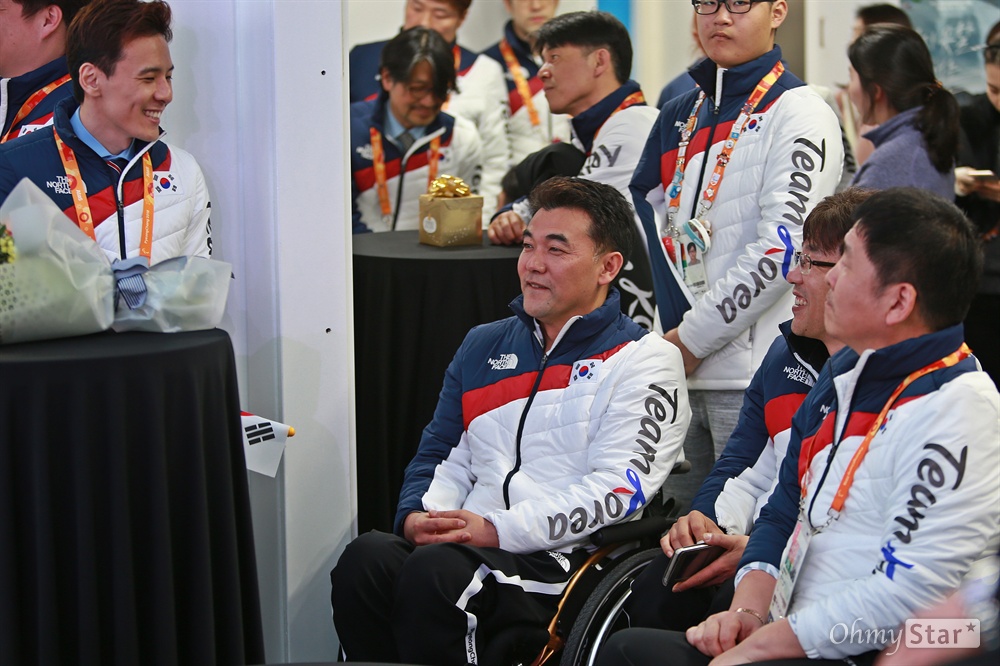  평창동계패럴림픽 '한국 선수단의 밤' 행사가 17일 오후 강릉 올림픽플라자 내 코리아하우스에서 열렸다. 아이스하키 팀 정승환 선수(왼쪽)와 휠체어컬링 팀 차재관, 서순석, 이동하 선수가 웃으며 이야기를 나누고 있다.