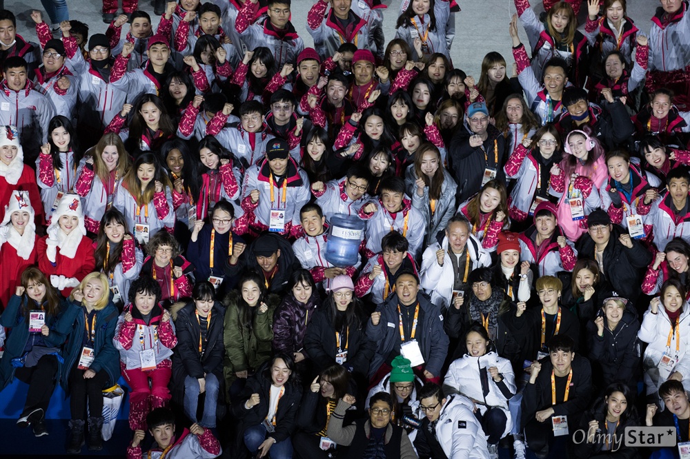  2018평창 패럴림픽 폐막을 하루 앞 둔 17일 오후 강원도 평창 올림픽메달플라자에서 원활한 경기와 행사 진행을 위해 힘써온 자원봉사자들과 대회관계자들이 함께 기념사진을 찍고 있다. 