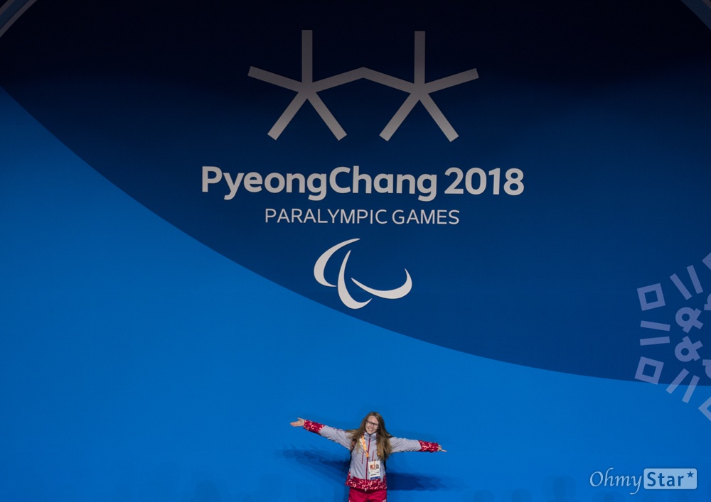  2018평창 패럴림픽 폐막을 하루 앞 둔 17일 오후 강원도 평창 올림픽메달플라자에서 원활한 경기와 행사 진행을 위해 힘써온 자원봉사자들과 대회관계자들이 함께 기념사진을 찍고 있다. 