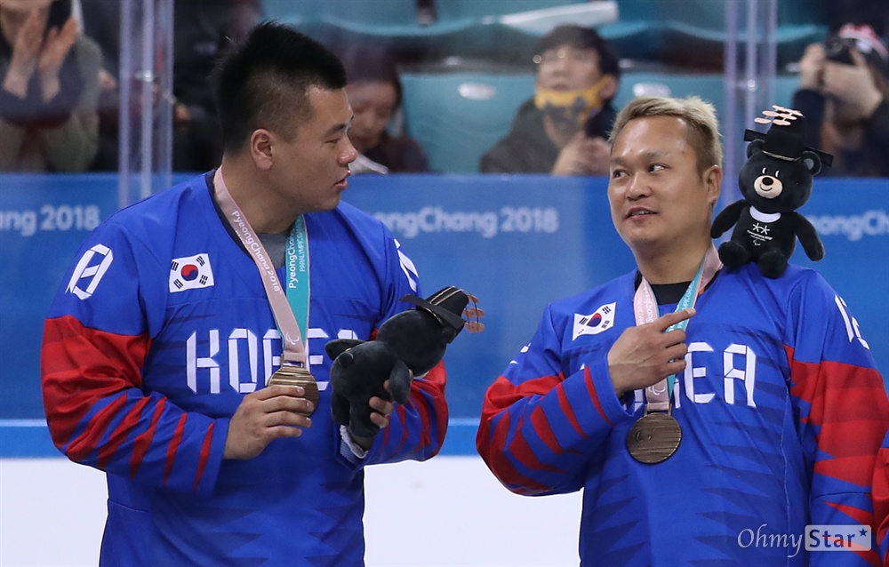  18일 강원도 강릉아이스하키센터에서 열린 2018평창동계올림픽 아이스하키 메달 수여식에서 한국 선수들이 동메달을 받고 기뻐하고 있다. 