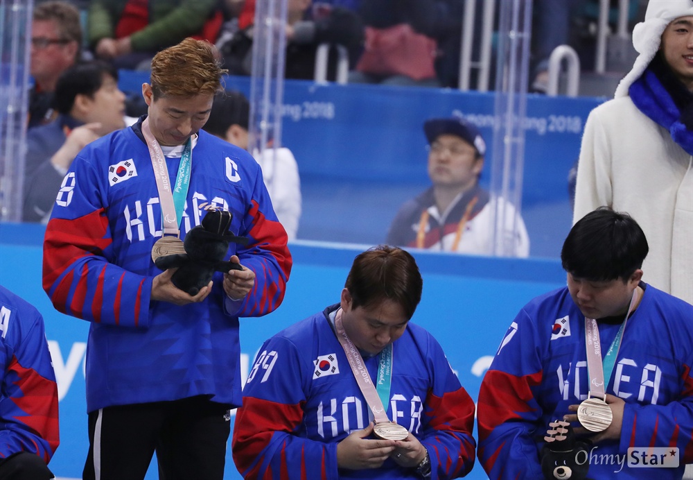  18일 강원도 강릉아이스하키센터에서 열린 2018평창동계올림픽 아이스하키 메달 수여식에서 한국 선수들이 동메달을 받고 기뻐하고 있다. 