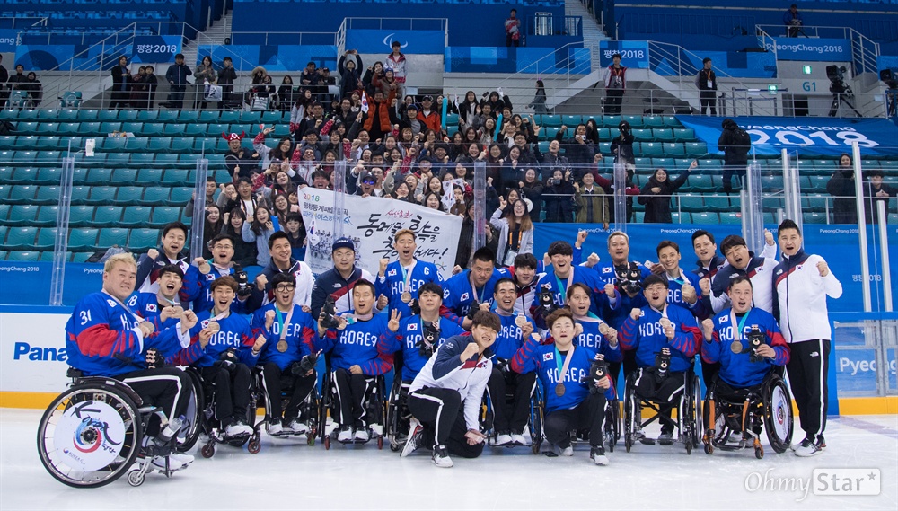  18일 강원도 강릉아이스하키센터에서 열린 2018평창동계올림픽 아이스하키 메달 수여식에서 한국 선수들이 동메달을 받고 기뻐하고 있다.