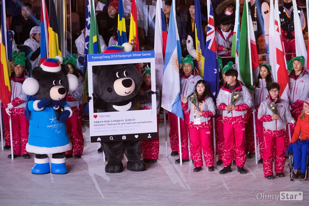  평창패럴림픽 마스코트 반다비가 18일 오후 강원도 평창 올림픽메인스타디움에서 열린 2018평창패럴림픽 폐막식에서 자원봉사자들을 격려하는 행사에 함께 하고 있다. 