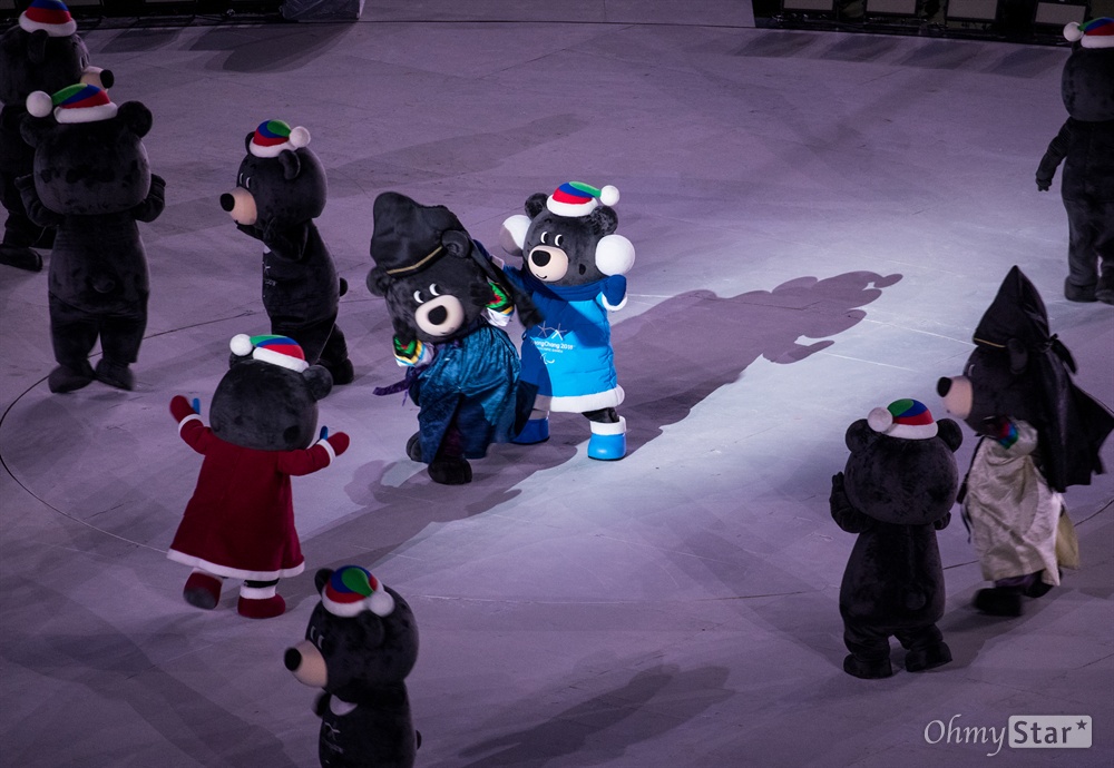 반다비의 '카운트다운 댄스' 18일 오후 강원도 평창올림픽 스타디움에서 2018 평창 동계패럴림픽 폐회식에서 폐회식 시작을 알리는 반다비의 카운트다운 댄스가 펼쳐지고 있다.
