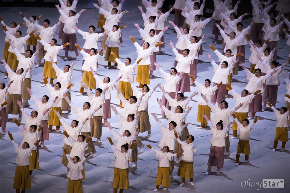  18일 오후 강원도 평창올림픽 스타디움에서 2018 평창 동계패럴림픽 폐회식에서 '아라리요' 공연이 펼쳐지고 있다.