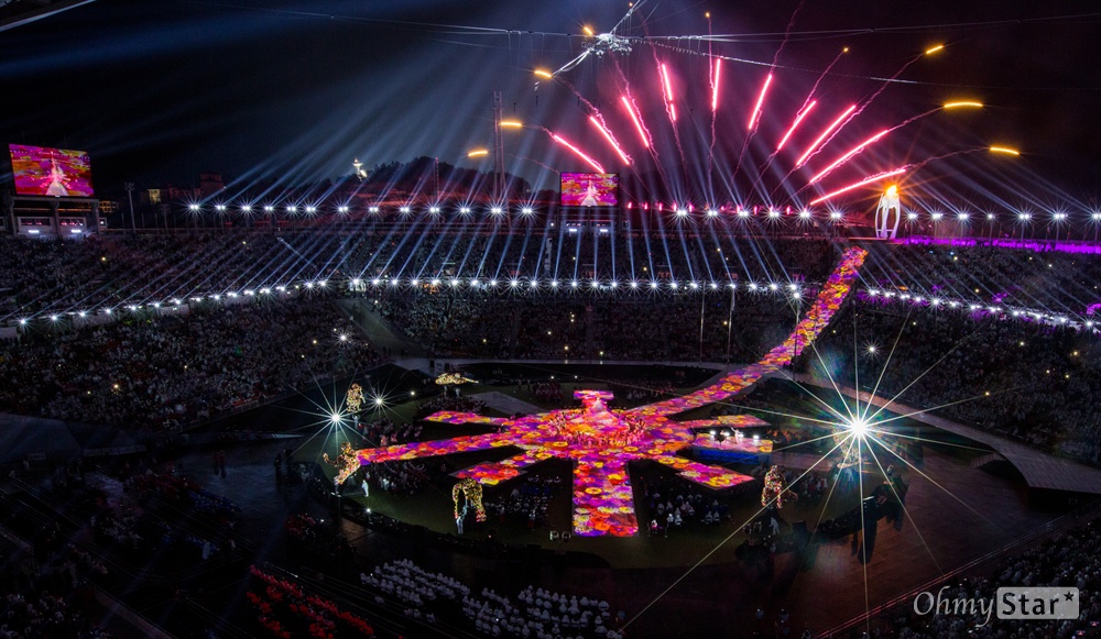  18일 오후 강원도 평창 올림픽메인스타디움에서 2018평창패럴림픽 폐막식 끝을 알리는 불꽃이 터지고 있다.