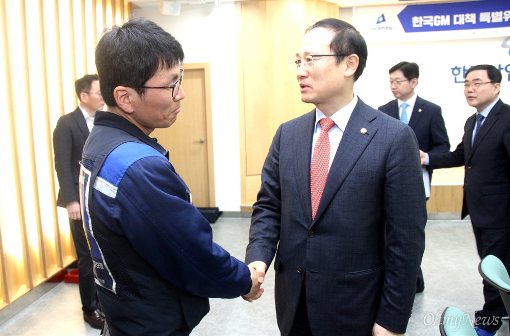  19일 오전 한국산업단지공단 경남본부 회의실에서 열린 더불어민주당 한국지엠대책특위의 현장 간담회에서 홍영표 위원장과 김희근 전국금속노동조합 한국지엠창원비정규직지회장이 이야기를 나누고 있다.