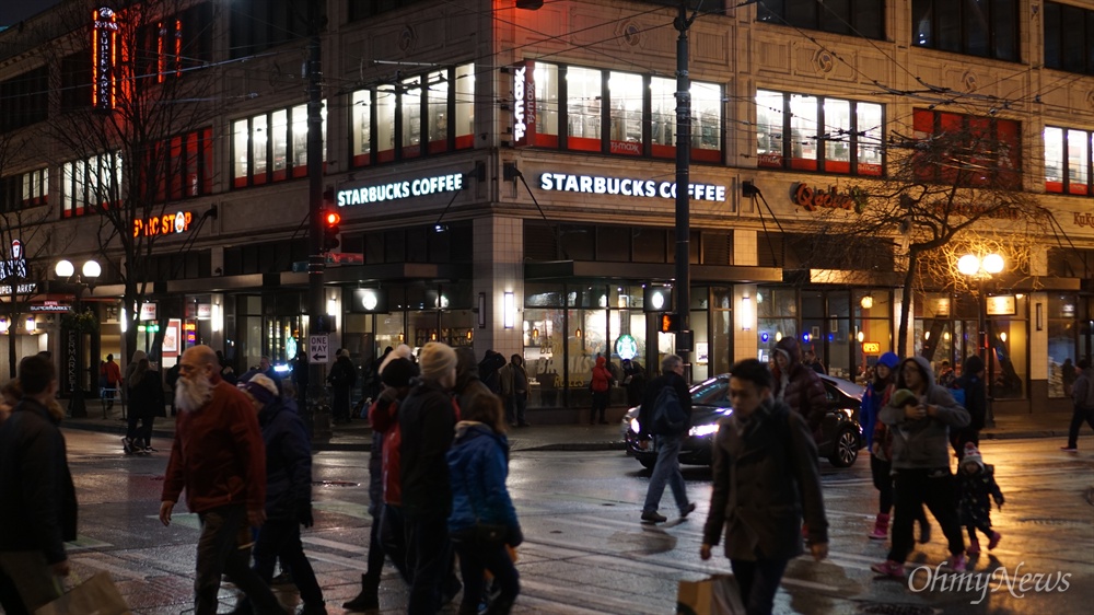  2월 24일에 촬영한 미국 워싱턴 주 시애틀 도심 스타벅스 모습.