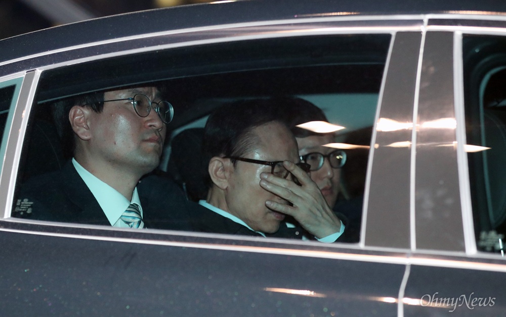 구치소 들어서는 MB 뇌물수수 등 혐의로 구속영장이 발부된 이명박 전 대통령이 23일 오전 검찰 차량을 타고 서울동부구치소로 들어가고 있다.