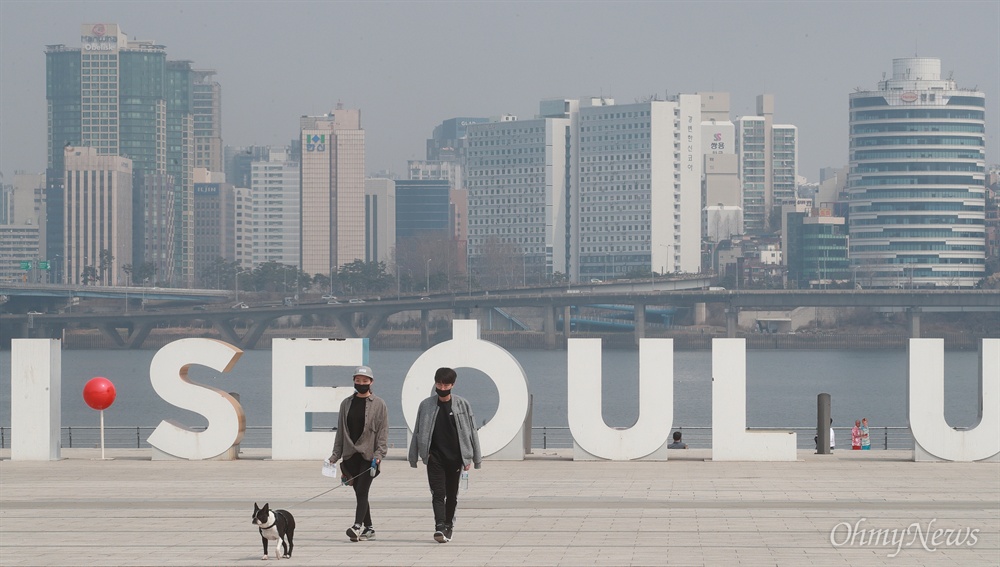 미세먼지 때문에 강아지 산책도 '걱정' 전국 대부분 지역의 미세먼지 농도가 연일 나쁨 수준인 27일 오전 서울 여의도 한강공원을 찾은 시민이 마스크를 착용하고 산책을 하고 있다.