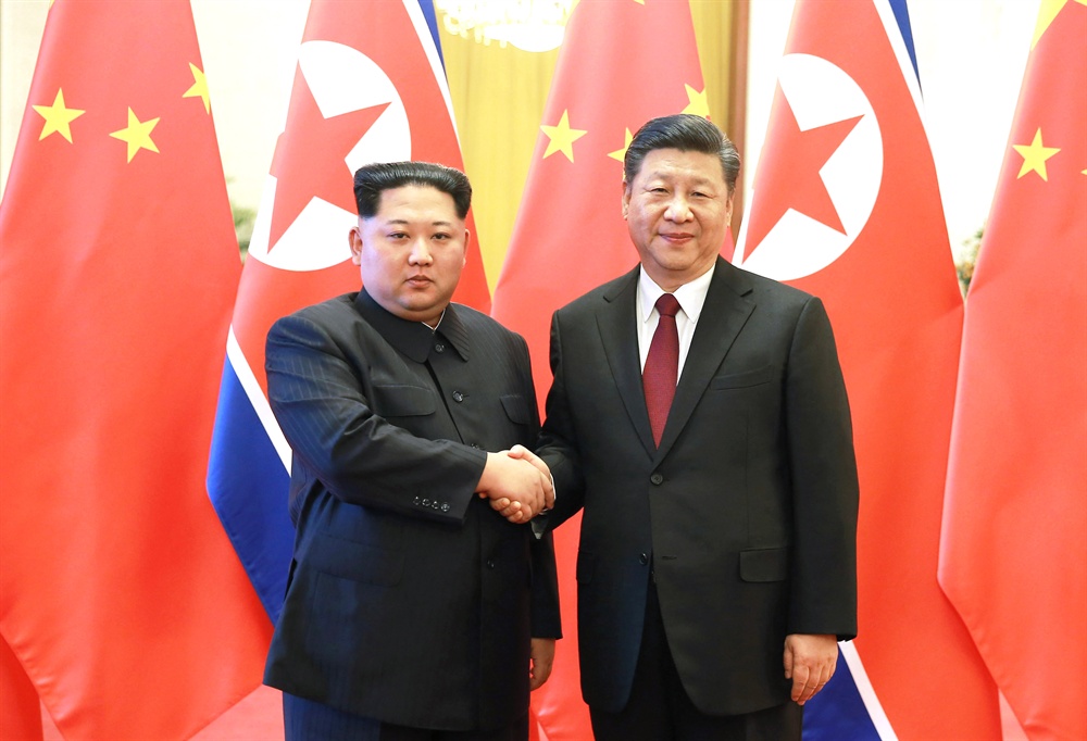 시진핑과 악수하는 북한 김정은 위원장 김정은 북한 노동당 위원장이 지난 25일부터 나흘간 시진핑 중국 국가주석의 초청으로 중국을 비공식 방문했다고 조선중앙통신이 28일 보도했다. 사진은 김정은 위원장(왼쪽)이 베이징 인민대회당에서 중국 시진핑 국가주석과 만나 악수하는 모습.
