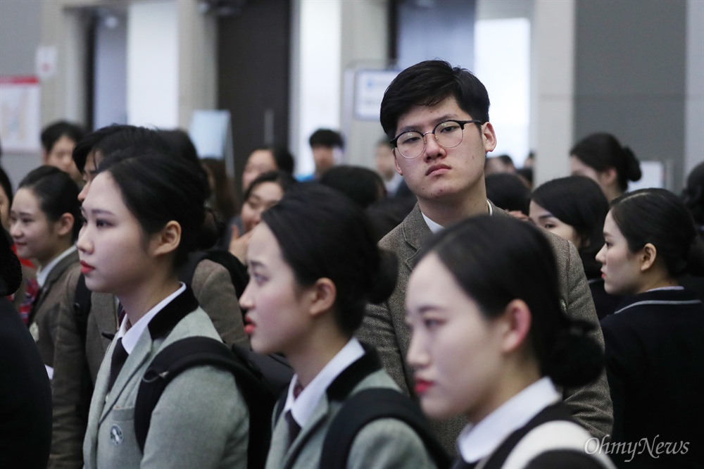  28일 오전 경기도 고양 킨텍스에서 열린 '고졸인재 잡 콘서트'에 참석한 한 학생이 현장면접을 보기 위해 장시간 기다리며 지친 모습을 보이고 있다. 