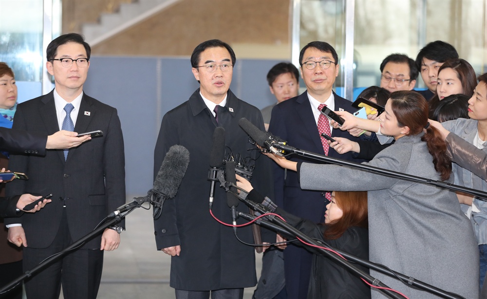 고위급 회담 나서는 대표단 (서울=연합뉴스) 안정원 기자 = 남북 정상회담 준비를 위한 고위급회담에 참석하기 위해 조명균 통일부 장관(수석대표)이 29일 오전 서울 종로구 삼청동 남북회담본부에서 취재진의 질문에 답하고 있다. 왼쪽부터 천해성 통일부 차관, 조 장관, 윤영찬 청와대 국민소통수석.2018.3.29